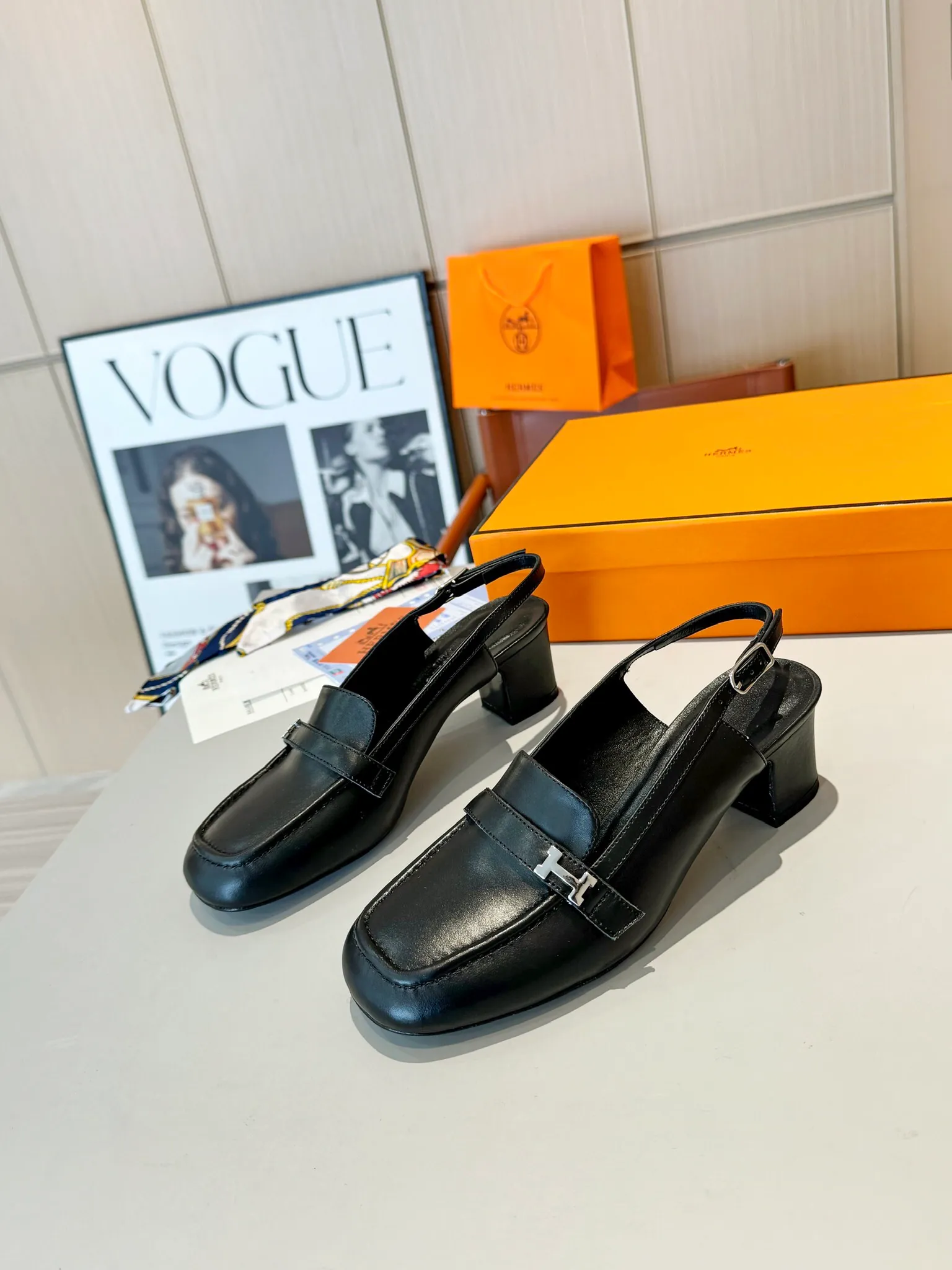 👟👟Ex-factory price 520👟👟 Hermes Groupie square-toe H-buckle mules, half-drag high heels and flat heels; the foot feel at the counter is invincible, groupie Mule shoes are made of h-buckle canvas and calfskin with mini silver Paris shoe buckles and contrasting piping. They are super beautiful in real life. Upper: imported original calfskin/original molded fabric. Lining: sheepskin. Outsole: Italian genuine leather outsole. Original packaging. Heel height: 5cm and 2 types of flat heel. Size: 35-41 (customized in size 42). Color: 6 colors.